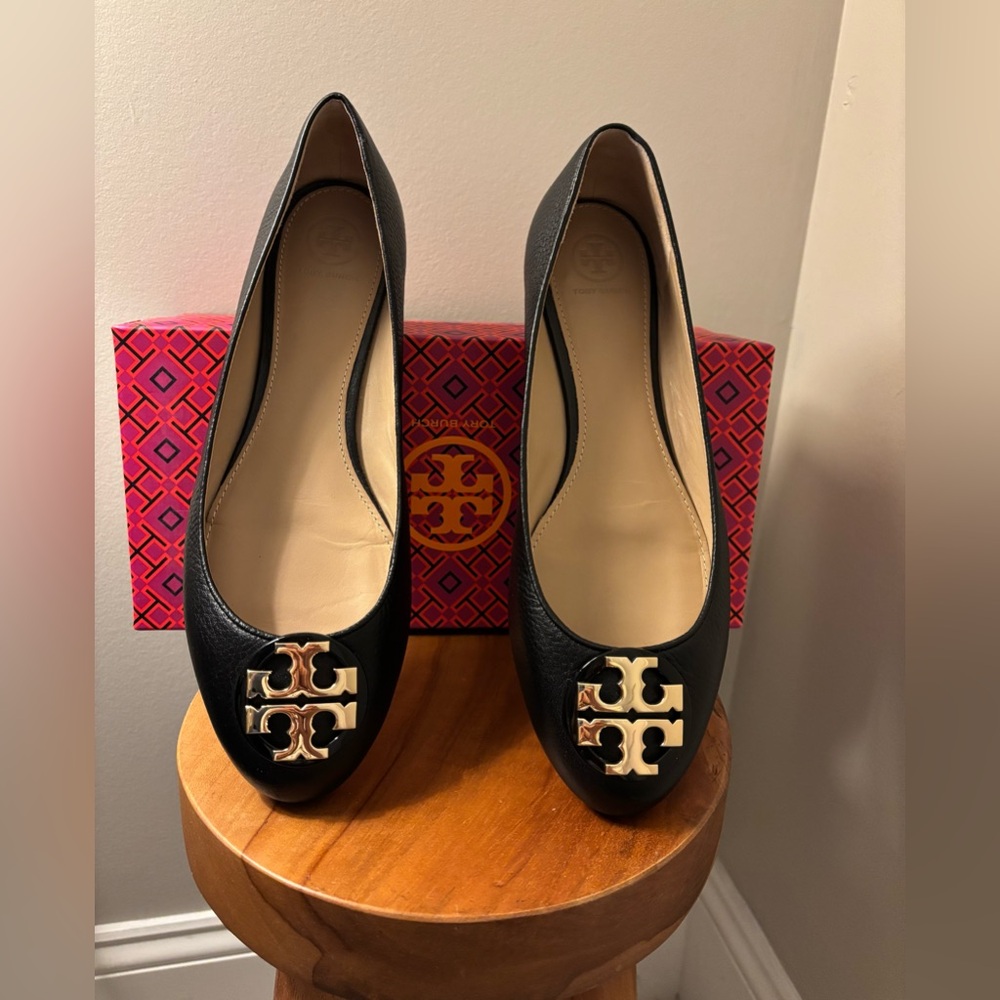 TORY BURCH Sz 10.5 Black / Gold Claire Ballet Flat EUC - Picture 3 of 12